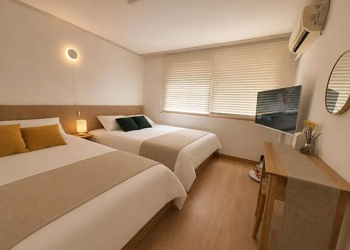 New 5 Minutes To Mangwon Market ,10 Minutes To Hapjeong And Hongdae , Spacious Two-room , 5 Minutes To Mapo-gu Office Station , 2br, 3bd ベッド・アンド・ブレックファスト