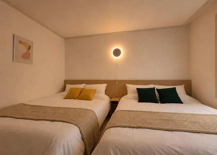 New 5 Minutes To Mangwon Market ,10 Minutes To Hapjeong And Hongdae , Spacious Two-room , 5 Minutes To Mapo-gu Office Station , 2br, 3bd ベッド・アンド・ブレックファスト ソウル特別市
