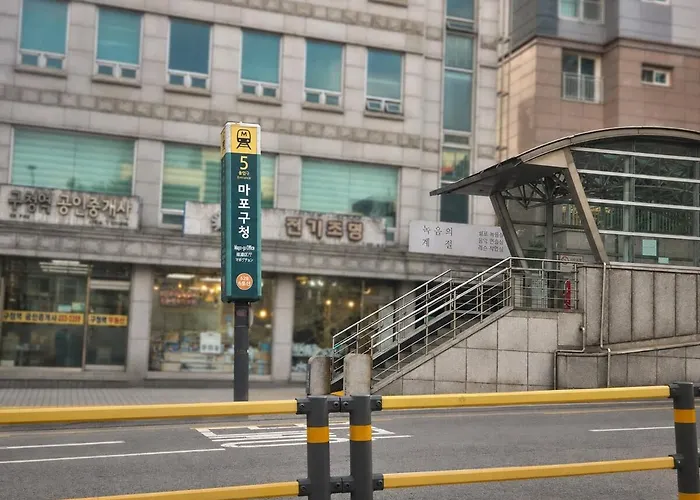 ベッド・アンド・ブレックファスト New 5 Minutes To Mangwon Market ,10 Minutes To Hapjeong And Hongdae , Spacious Two-room , 5 Minutes To Mapo-gu Office Station , 2br, 3bd *