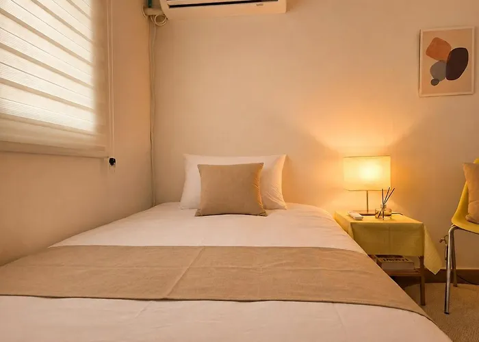 ベッド・アンド・ブレックファスト New 5 Minutes To Mangwon Market ,10 Minutes To Hapjeong And Hongdae , Spacious Two-room , 5 Minutes To Mapo-gu Office Station , 2br, 3bd *