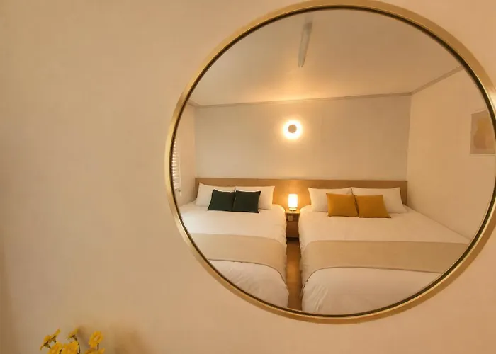 ベッド・アンド・ブレックファスト New 5 Minutes To Mangwon Market ,10 Minutes To Hapjeong And Hongdae , Spacious Two-room , 5 Minutes To Mapo-gu Office Station , 2br, 3bd *