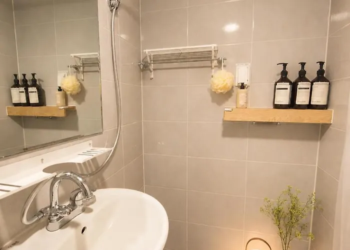 New 5 Minutes To Mangwon Market ,10 Minutes To Hapjeong And Hongdae , Spacious Two-room , 5 Minutes To Mapo-gu Office Station , 2br, 3bd ベッド・アンド・ブレックファスト *